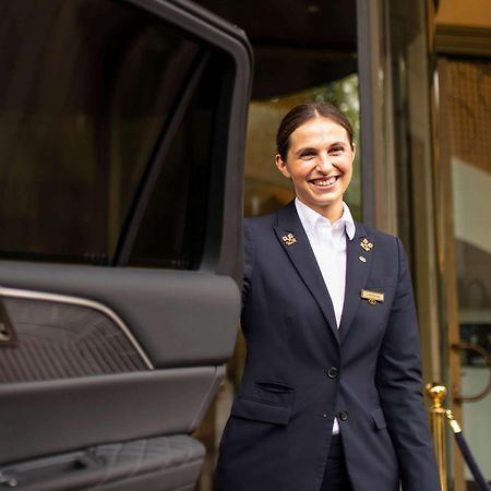 Hotel Sofitel Frankfurt Opera Francoforte sul Meno Esterno foto A chauffeur at the airport