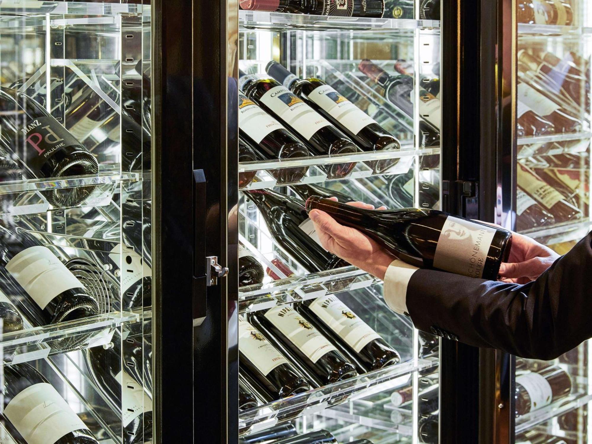 Hotel Sofitel Frankfurt Opera Francoforte sul Meno Esterno foto Wine storage