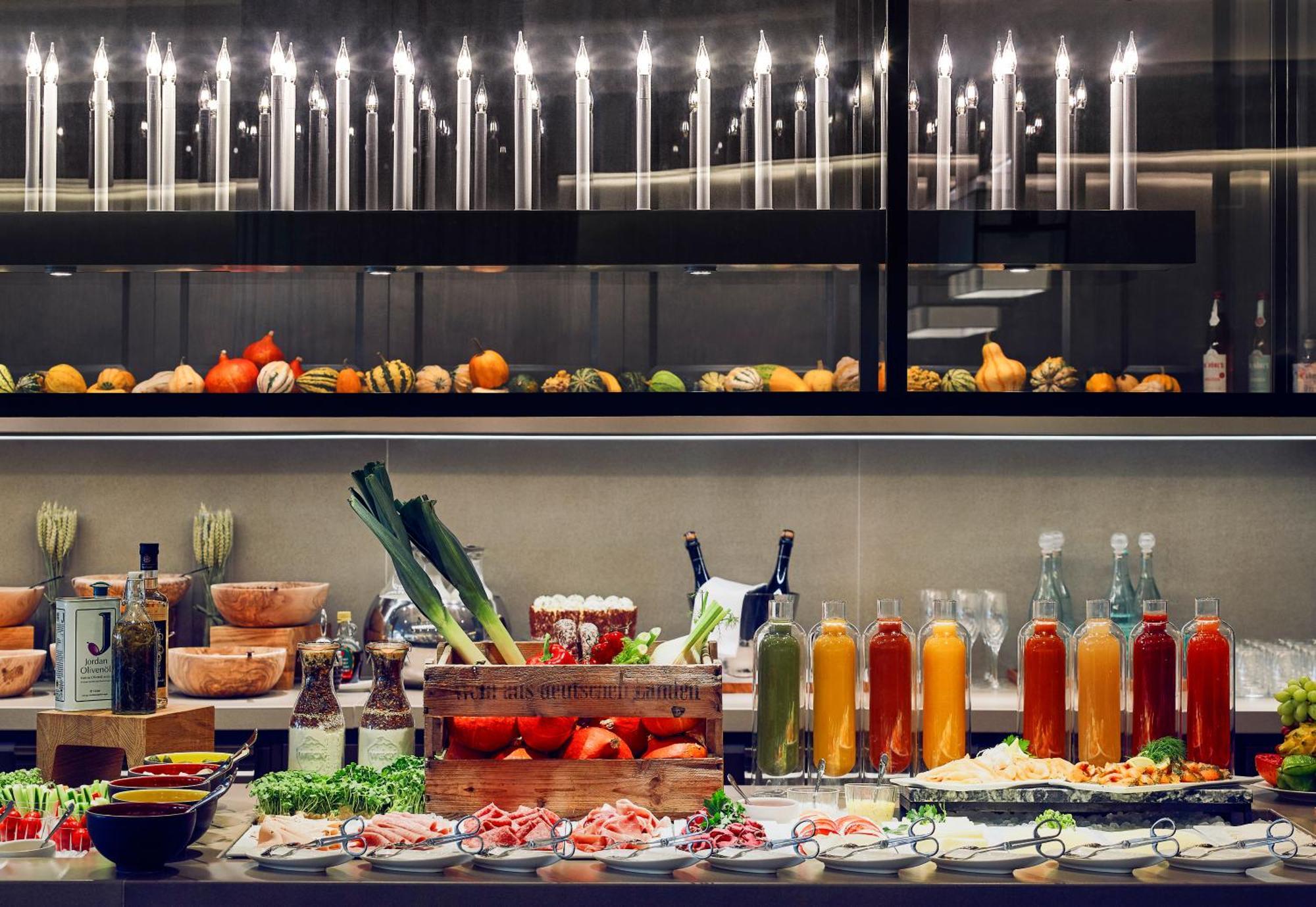 Hotel Sofitel Frankfurt Opera Francoforte sul Meno Esterno foto A salad bar