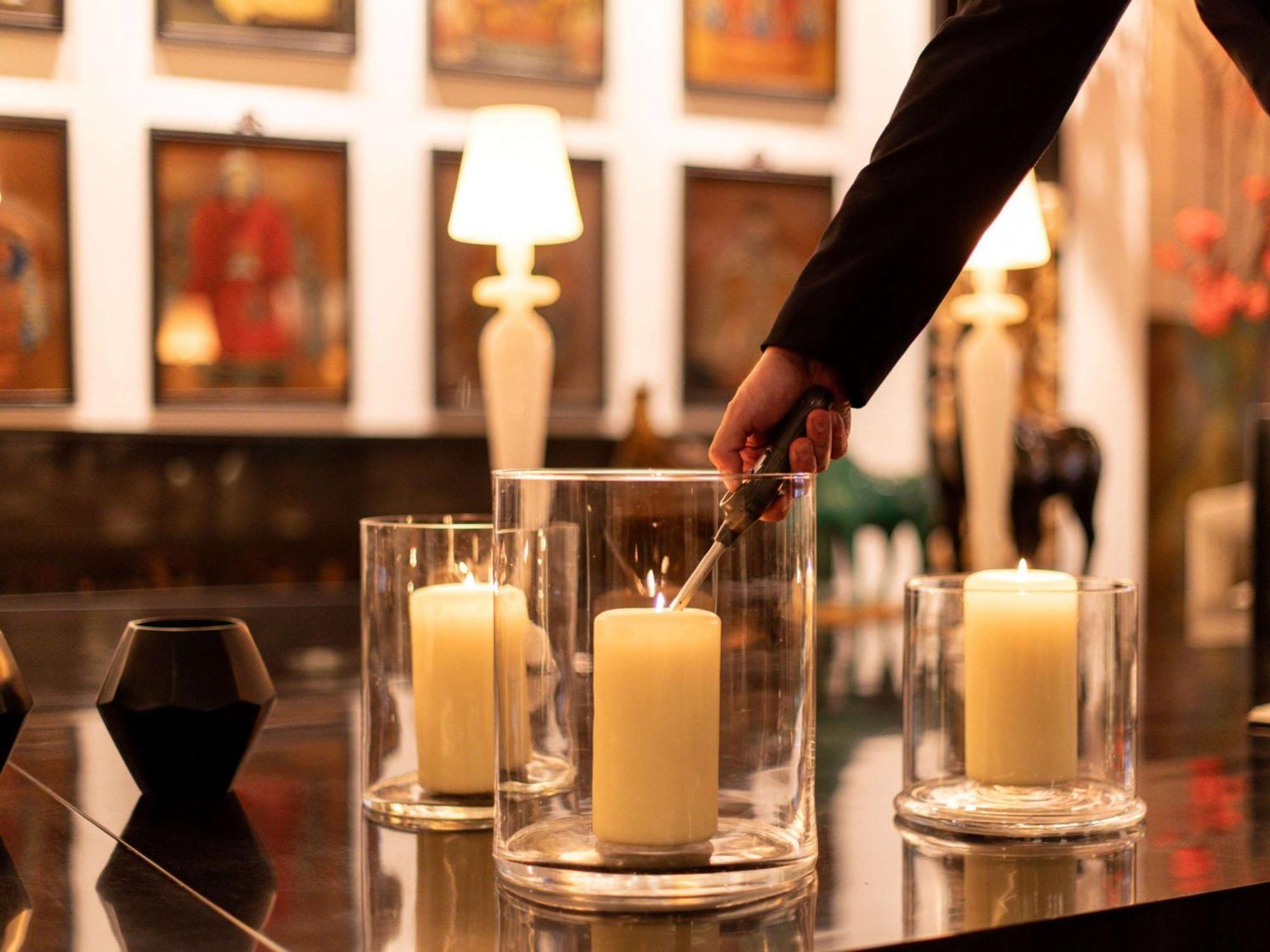Hotel Sofitel Frankfurt Opera Francoforte sul Meno Esterno foto A candle being lit