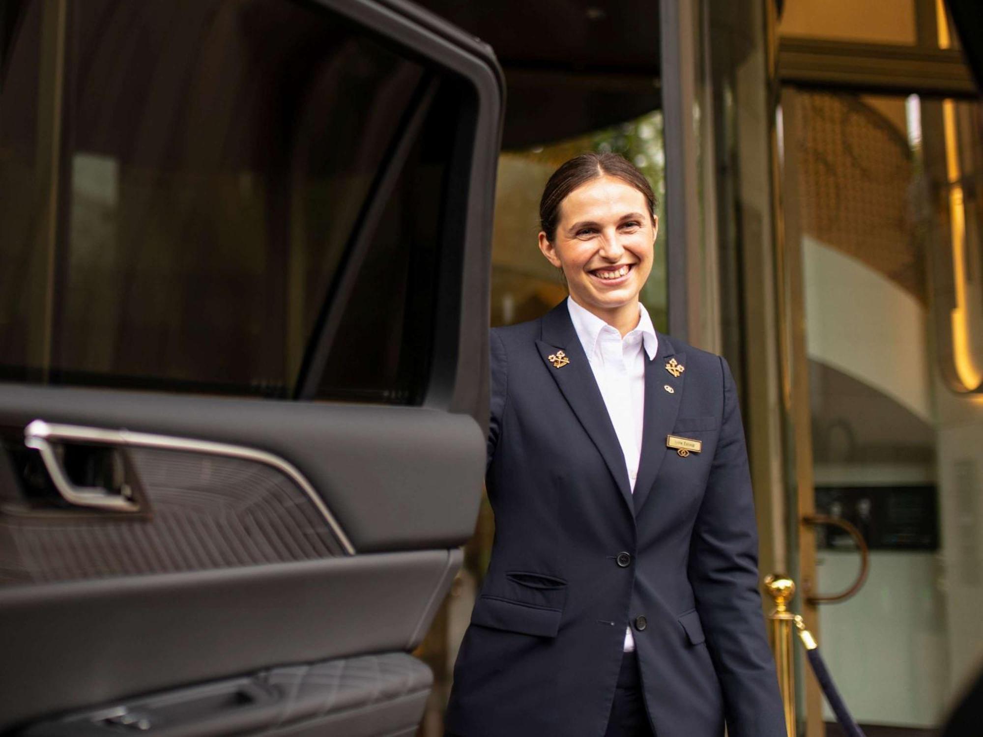 Hotel Sofitel Frankfurt Opera Francoforte sul Meno Esterno foto A chauffeur at the airport
