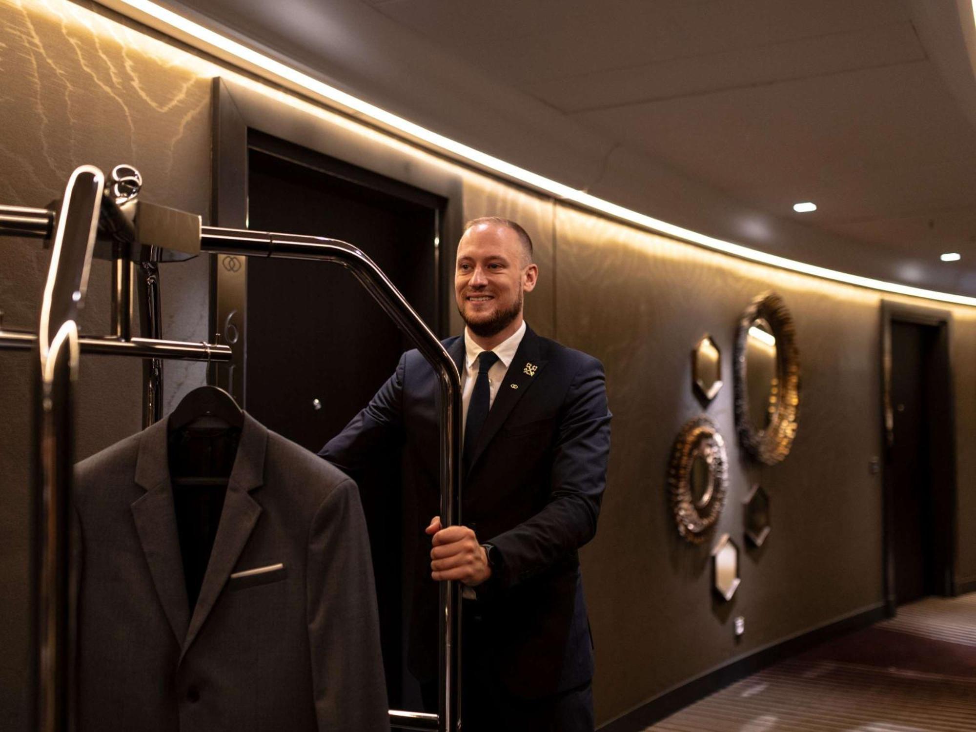 Hotel Sofitel Frankfurt Opera Francoforte sul Meno Esterno foto A bellboy at the Mandarin Oriental, Munich