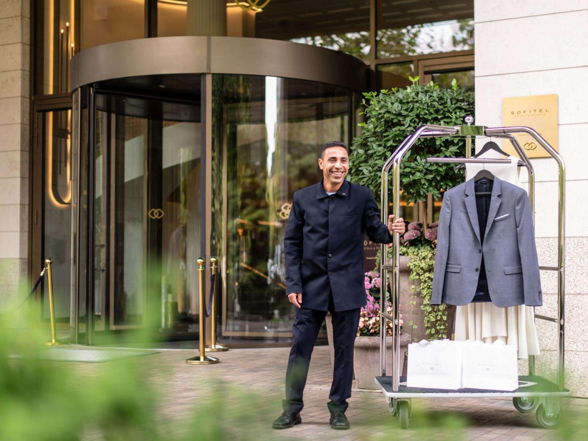 Hotel Sofitel Frankfurt Opera Francoforte sul Meno Esterno foto A bellboy at the entrance of a hotel