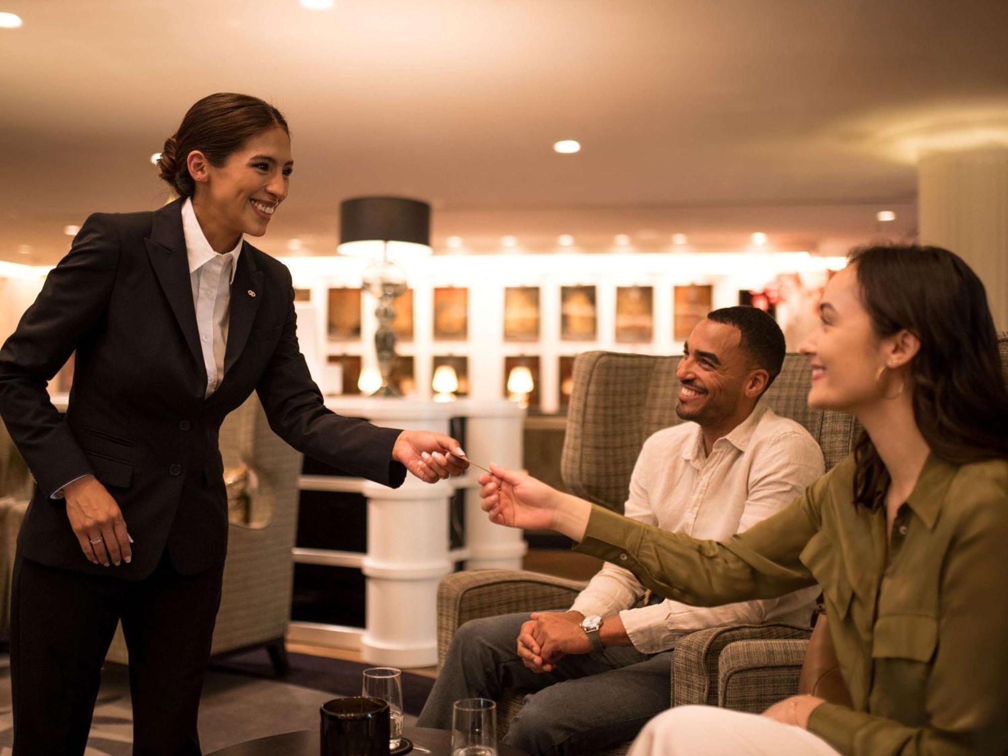 Hotel Sofitel Frankfurt Opera Francoforte sul Meno Esterno foto A hotel manager greeting guests