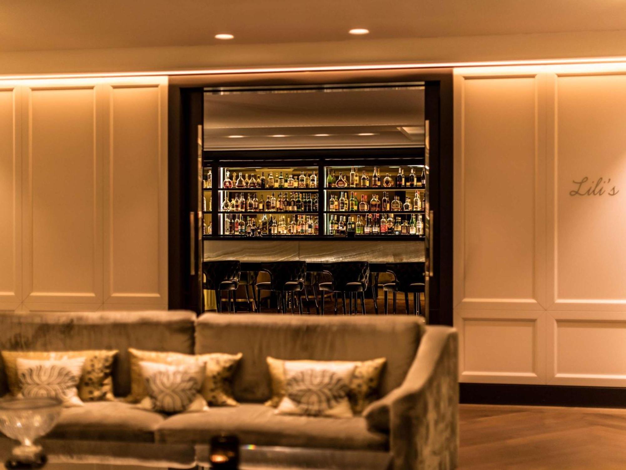 Hotel Sofitel Frankfurt Opera Francoforte sul Meno Esterno foto The bar at the Concourse