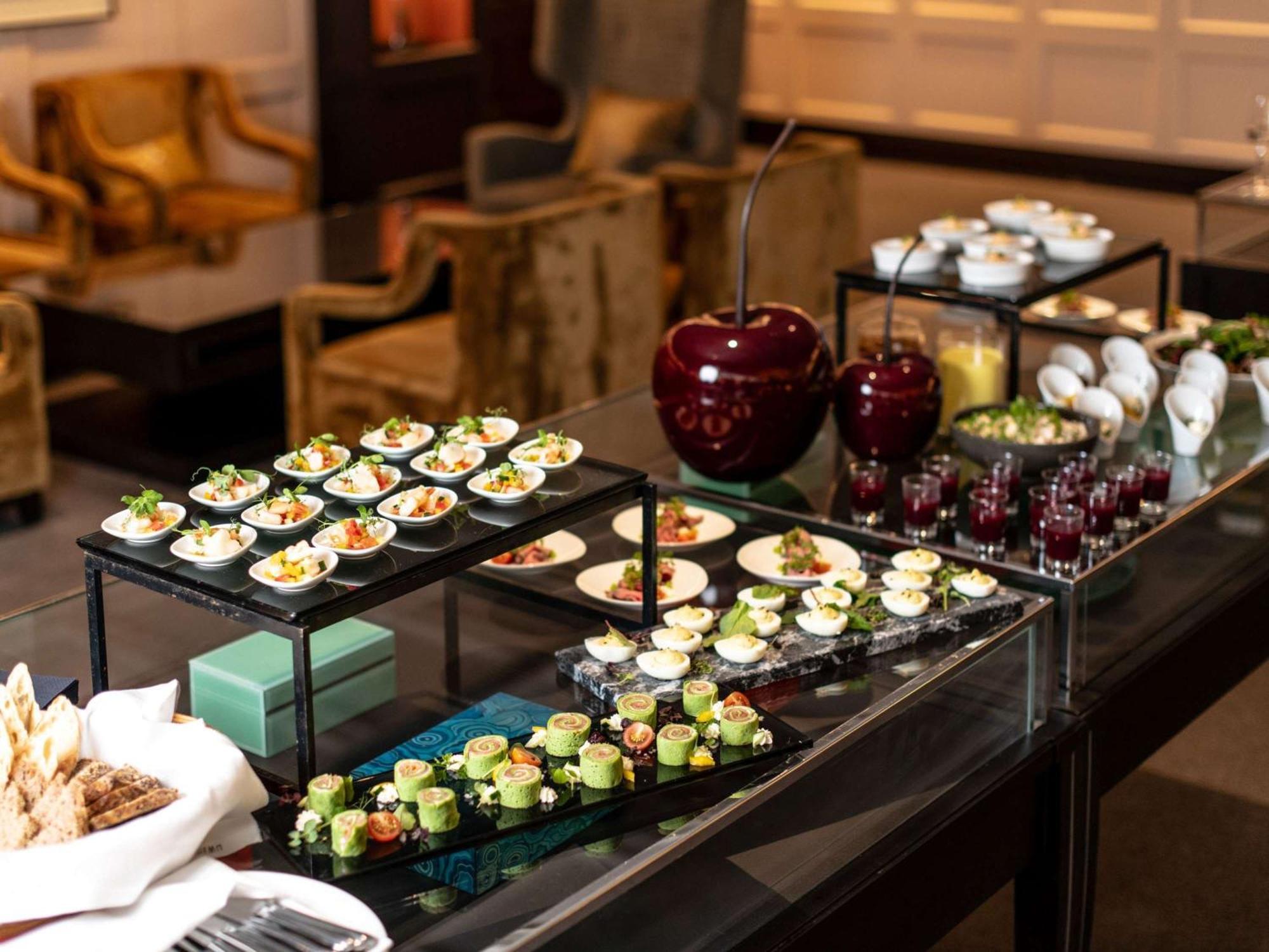 Hotel Sofitel Frankfurt Opera Francoforte sul Meno Esterno foto A buffet at a hotel