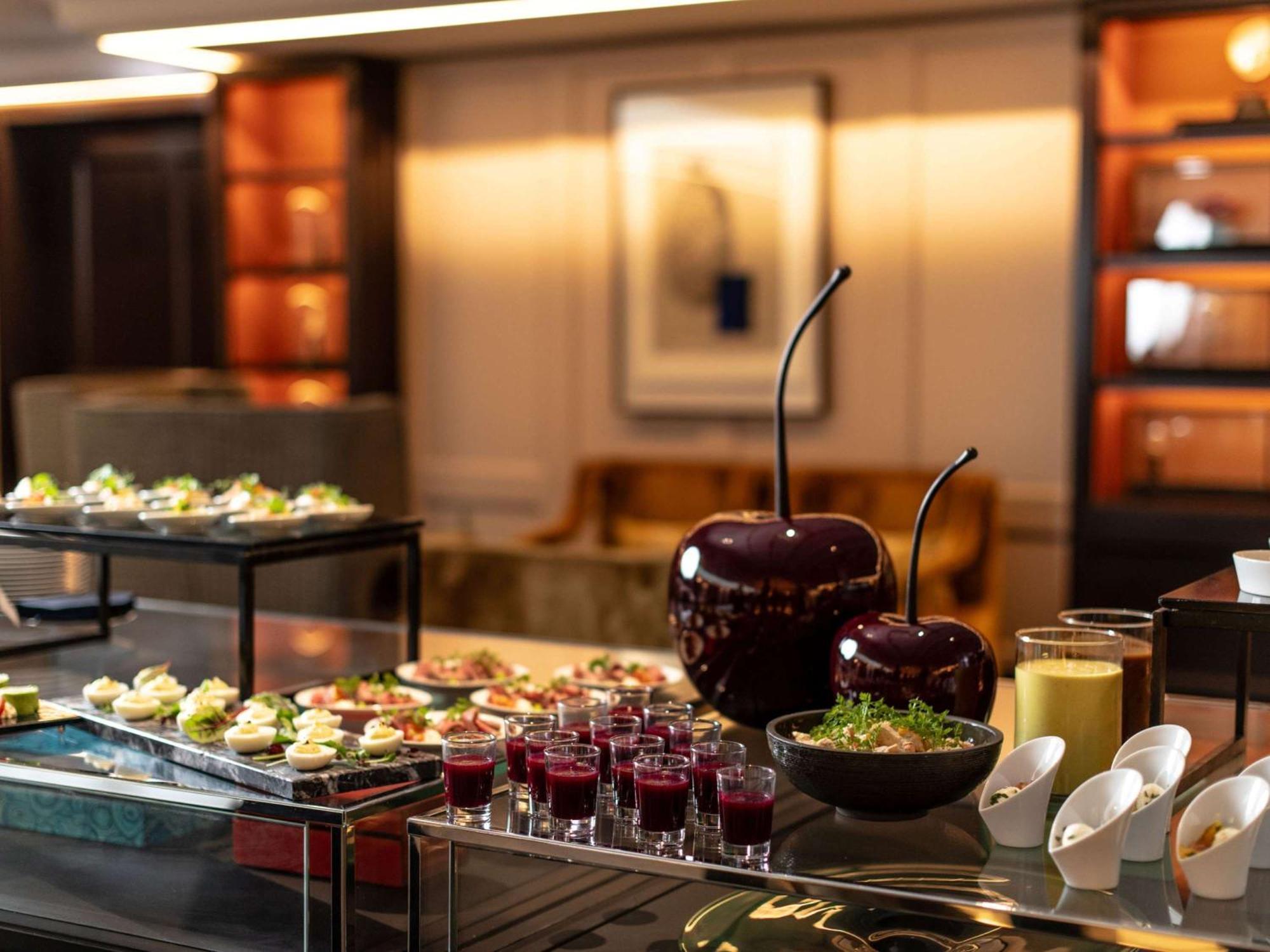 Hotel Sofitel Frankfurt Opera Francoforte sul Meno Esterno foto A buffet at a hotel
