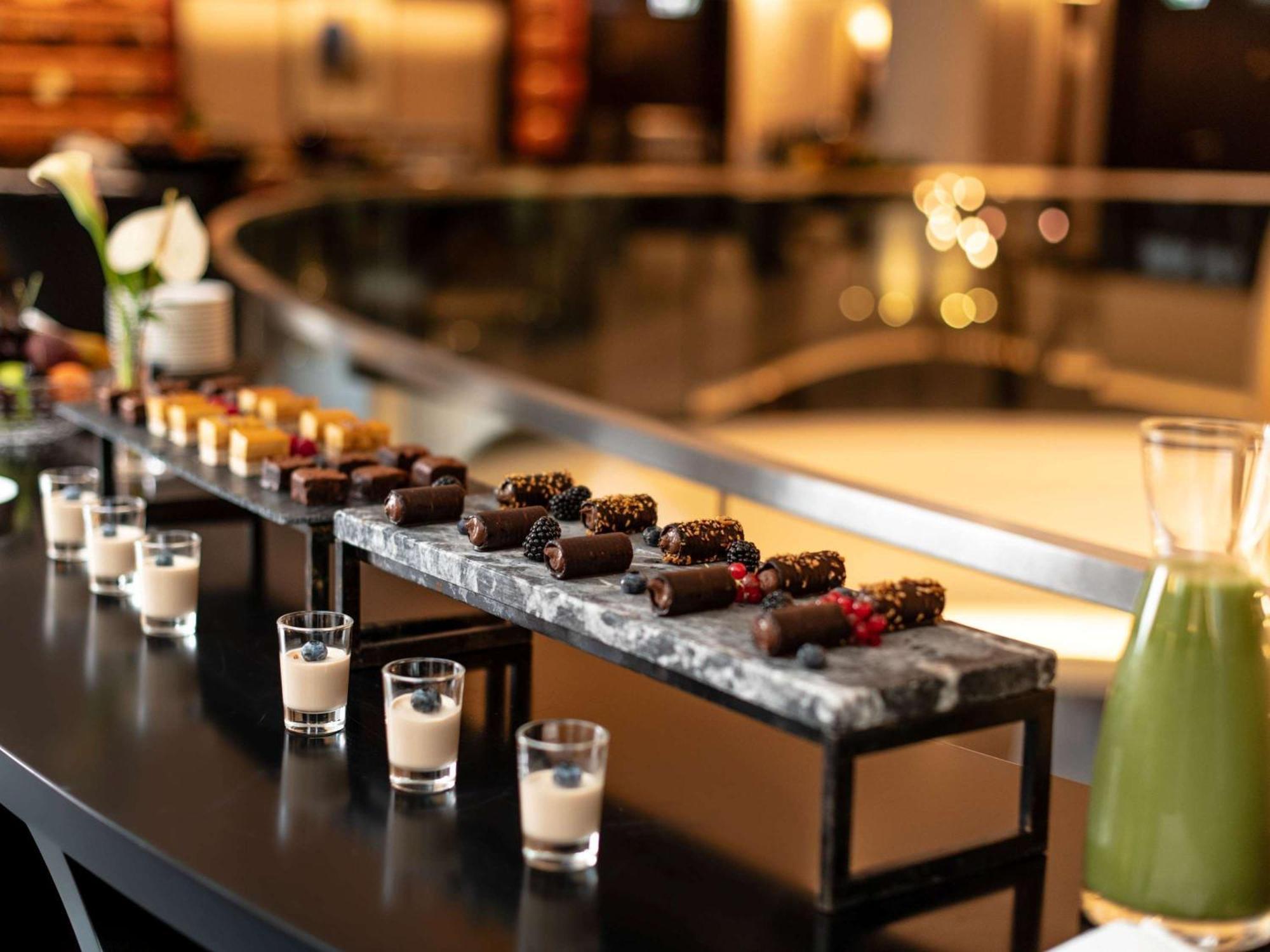 Hotel Sofitel Frankfurt Opera Francoforte sul Meno Esterno foto A selection of chocolate and other desserts