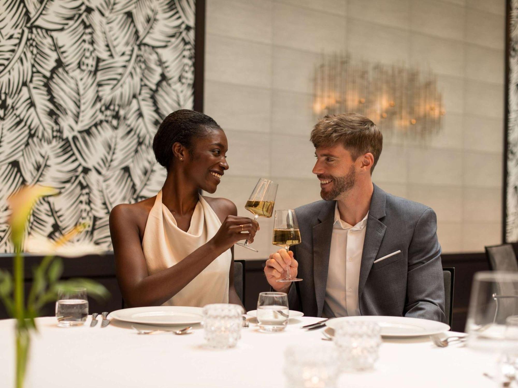 Hotel Sofitel Frankfurt Opera Francoforte sul Meno Esterno foto A couple dining at the restaurant
