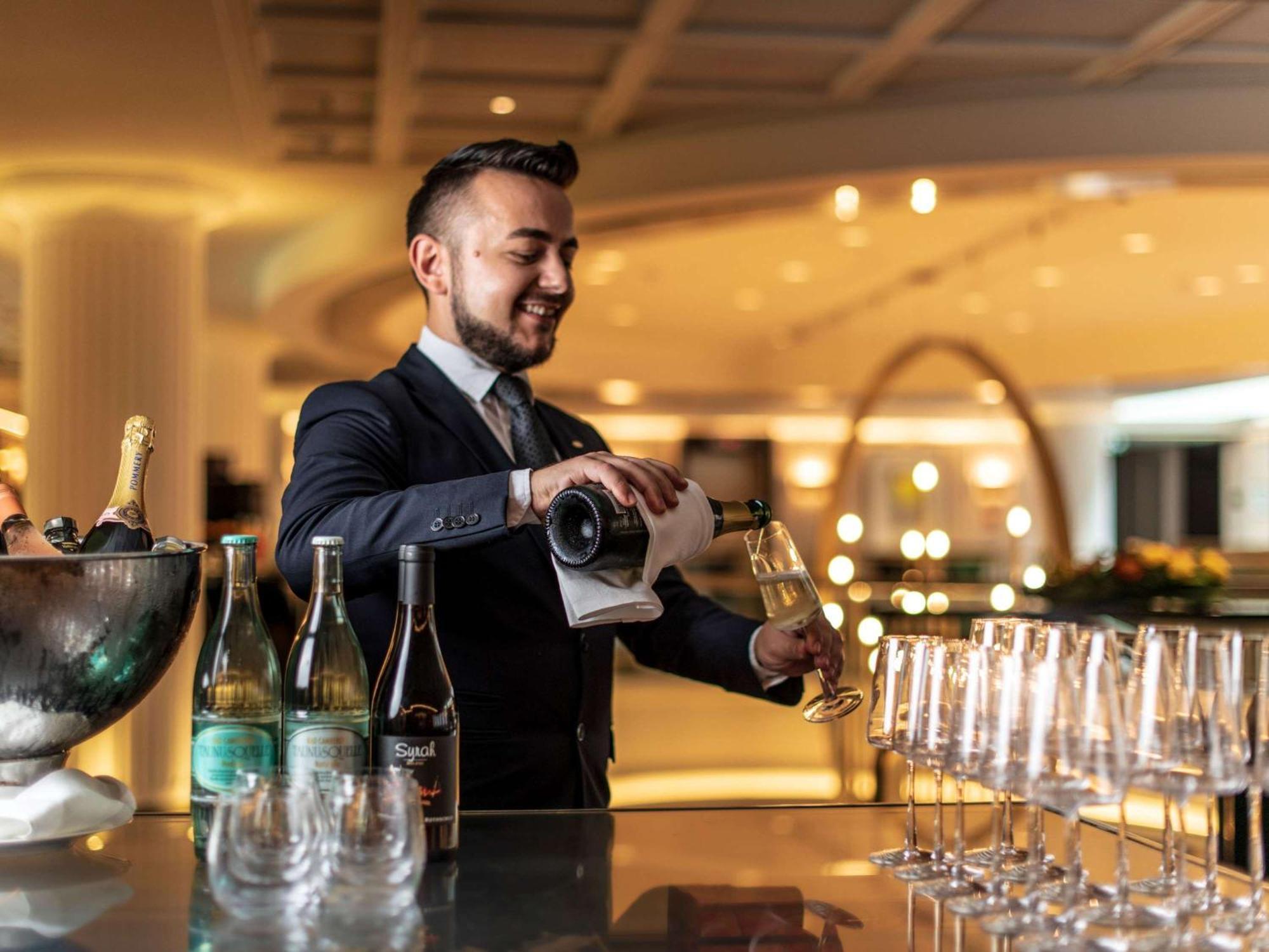 Hotel Sofitel Frankfurt Opera Francoforte sul Meno Esterno foto A sommelier at work