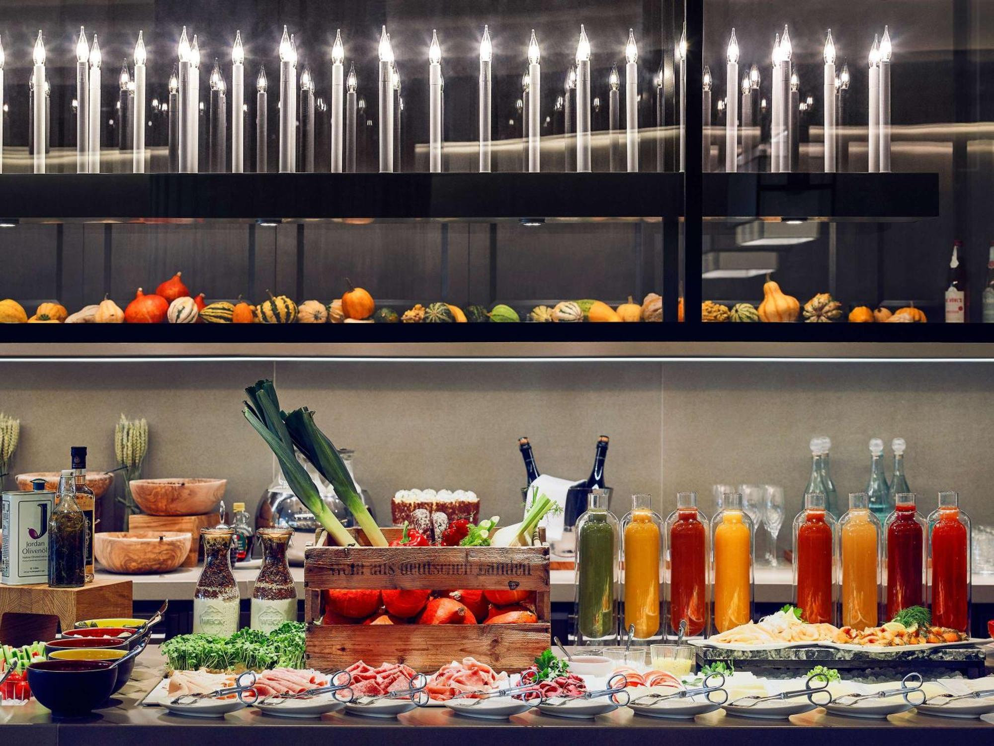 Hotel Sofitel Frankfurt Opera Francoforte sul Meno Esterno foto A buffet at a restaurant