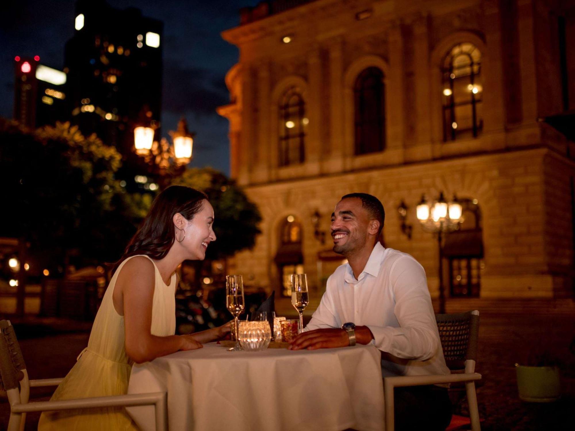 Hotel Sofitel Frankfurt Opera Francoforte sul Meno Esterno foto A couple dining at a restaurant