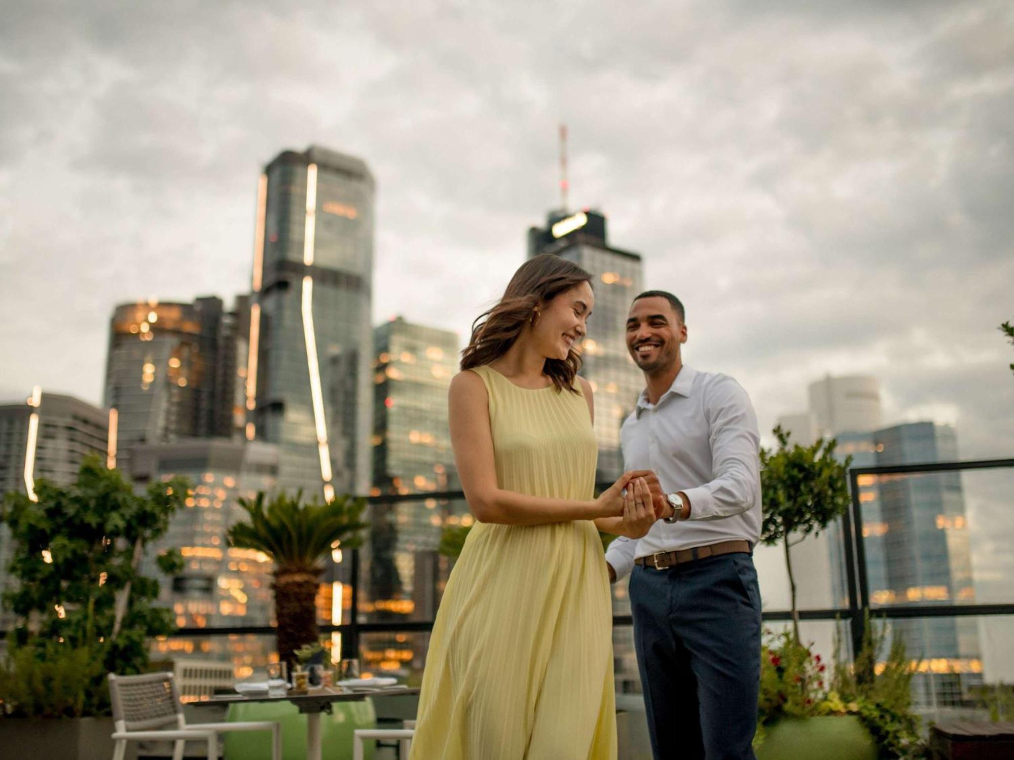Hotel Sofitel Frankfurt Opera Francoforte sul Meno Esterno foto A couple dancing