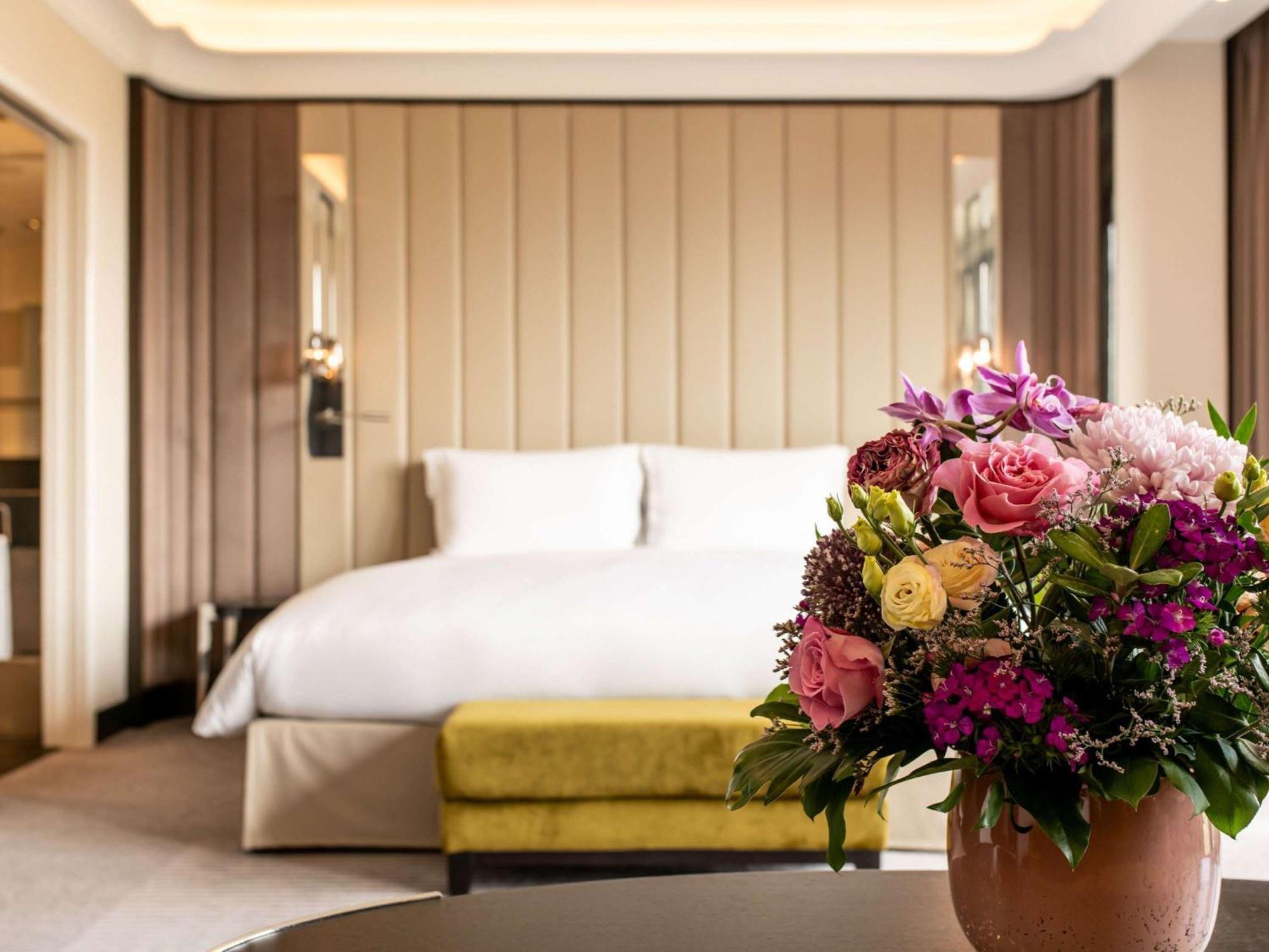Hotel Sofitel Frankfurt Opera Francoforte sul Meno Esterno foto A suite at the hotel