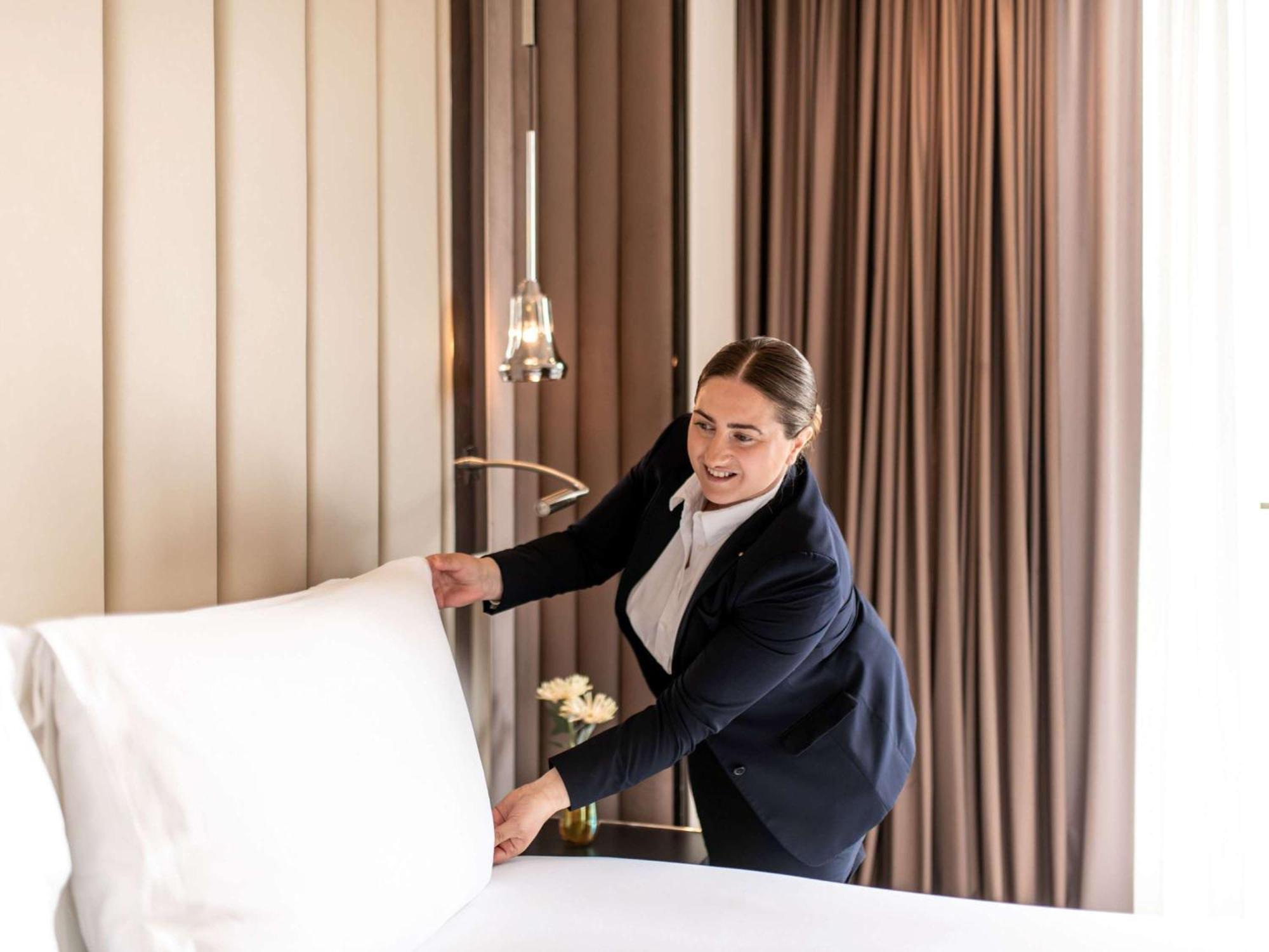 Hotel Sofitel Frankfurt Opera Francoforte sul Meno Esterno foto A chambermaid making a bed