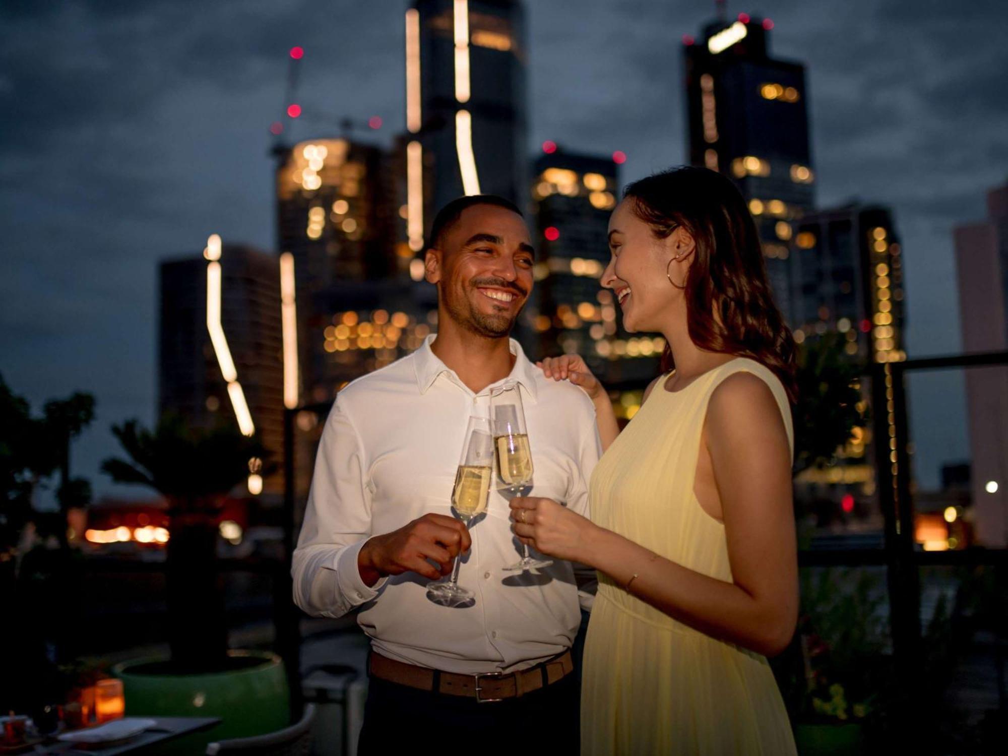 Hotel Sofitel Frankfurt Opera Francoforte sul Meno Esterno foto A couple drinking champagne