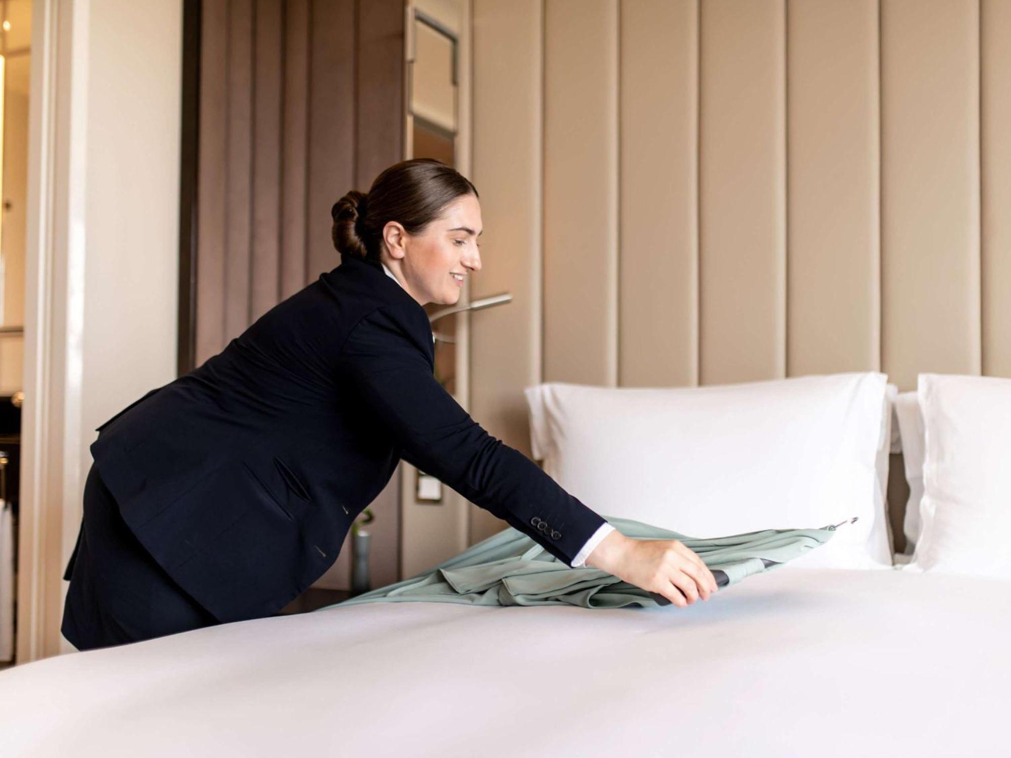 Hotel Sofitel Frankfurt Opera Francoforte sul Meno Esterno foto A chambermaid making a bed
