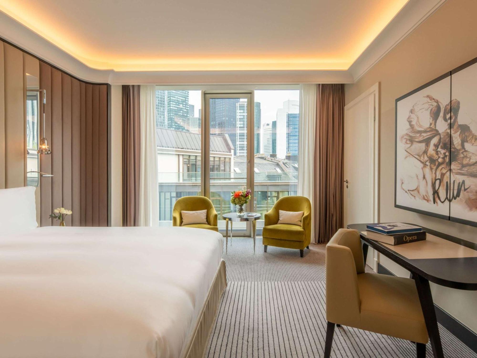 Hotel Sofitel Frankfurt Opera Francoforte sul Meno Esterno foto A room at the hotel