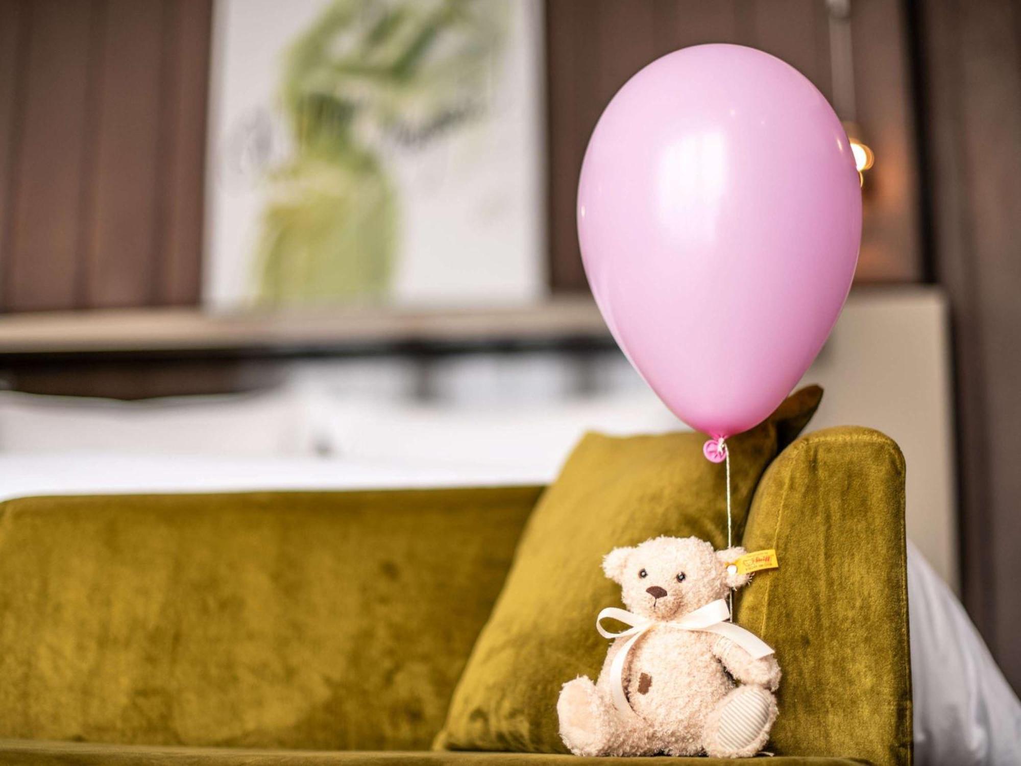 Hotel Sofitel Frankfurt Opera Francoforte sul Meno Esterno foto A teddy bear with a balloon