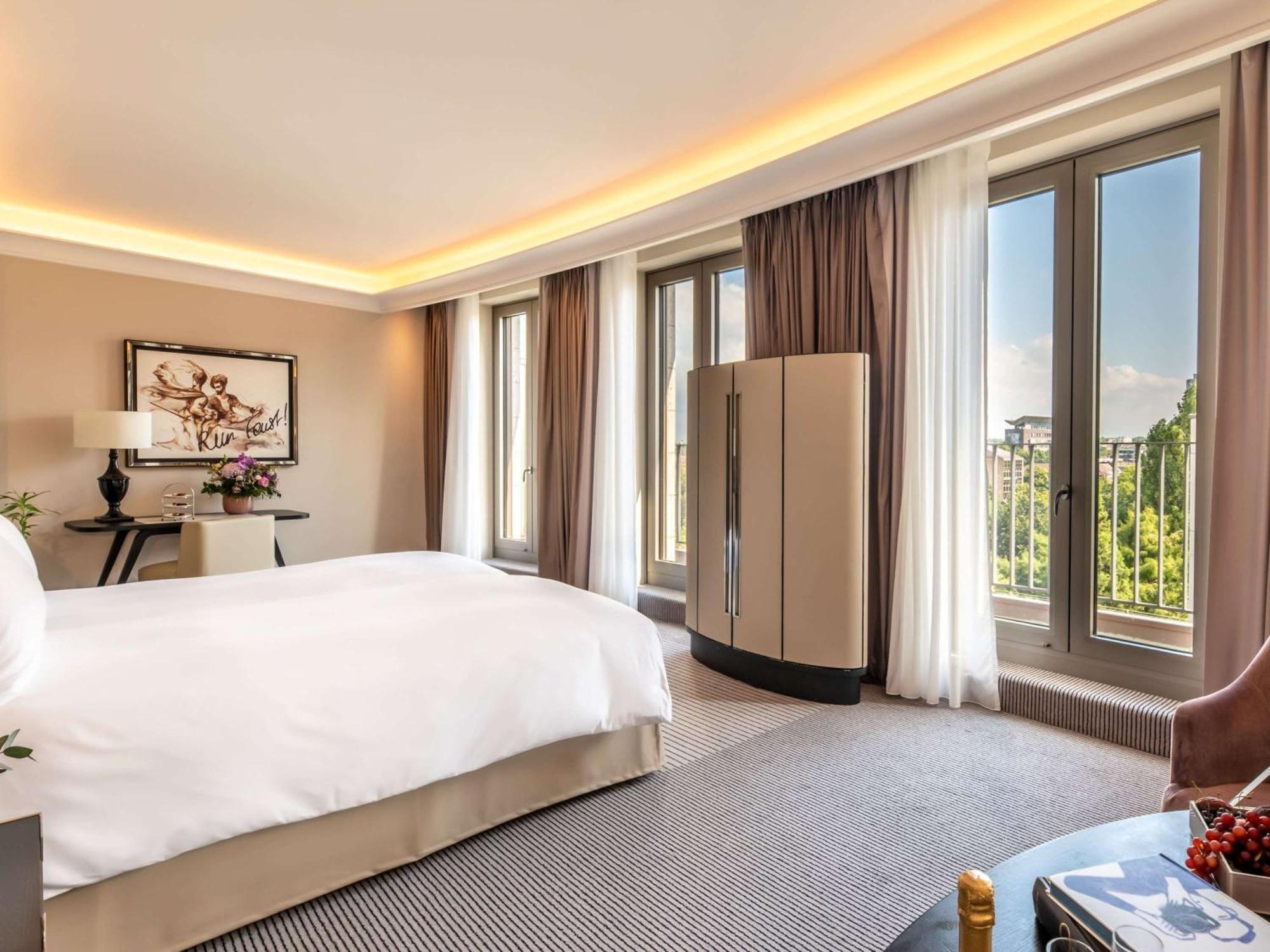 Hotel Sofitel Frankfurt Opera Francoforte sul Meno Esterno foto A bedroom at the hotel