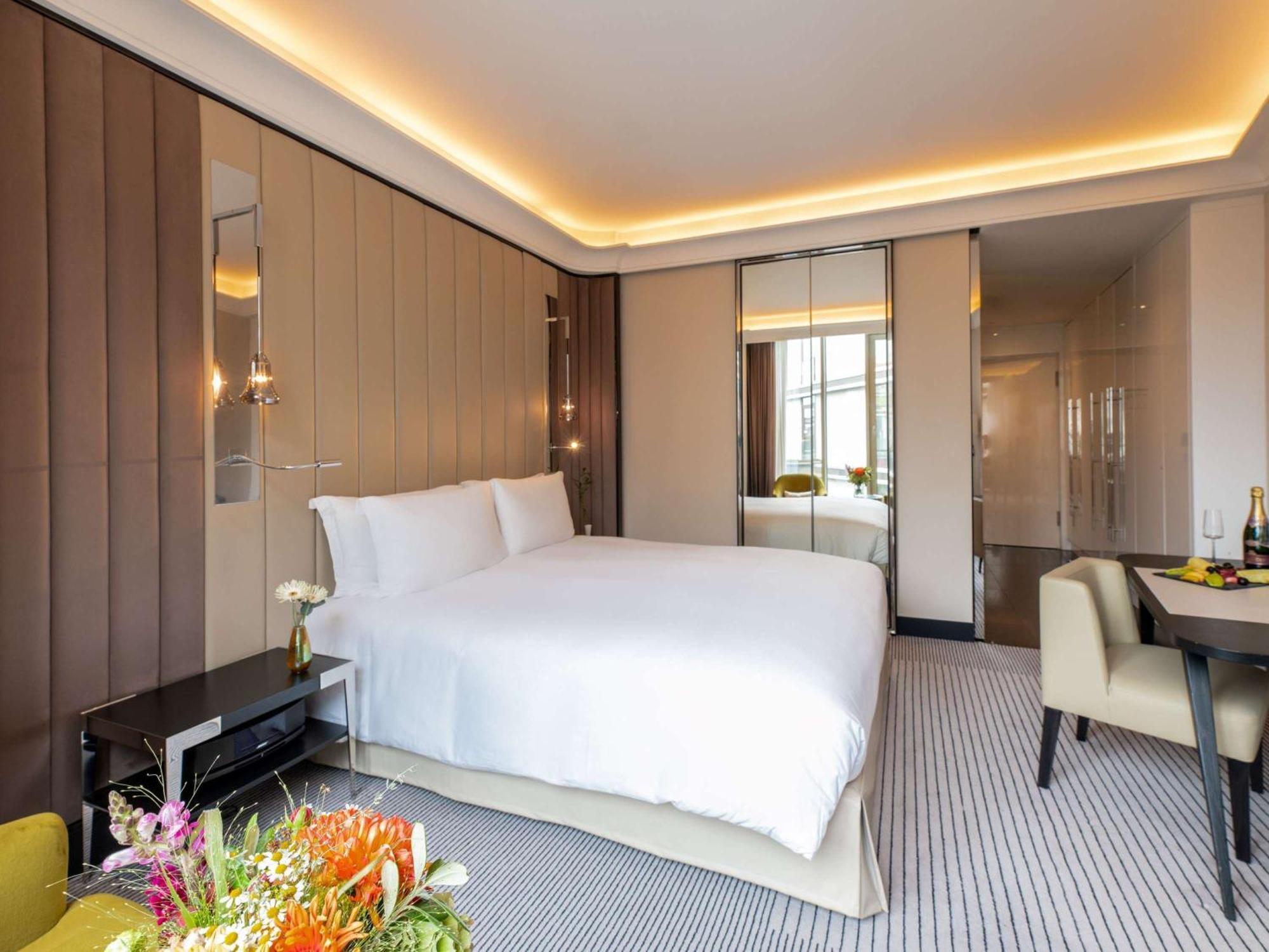 Hotel Sofitel Frankfurt Opera Francoforte sul Meno Esterno foto A suite at the hotel