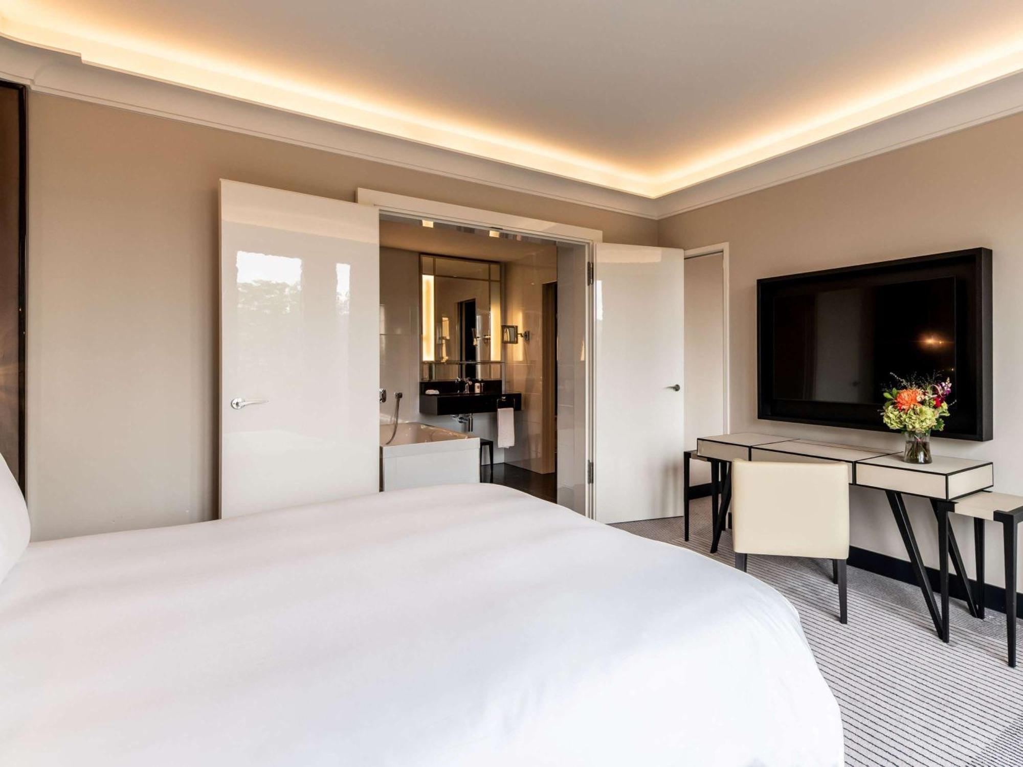 Hotel Sofitel Frankfurt Opera Francoforte sul Meno Esterno foto A bedroom at the hotel